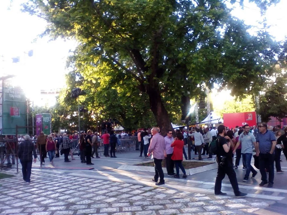 Εικόνα μετά τις 19:30 από την πλατεία Λάρισας...