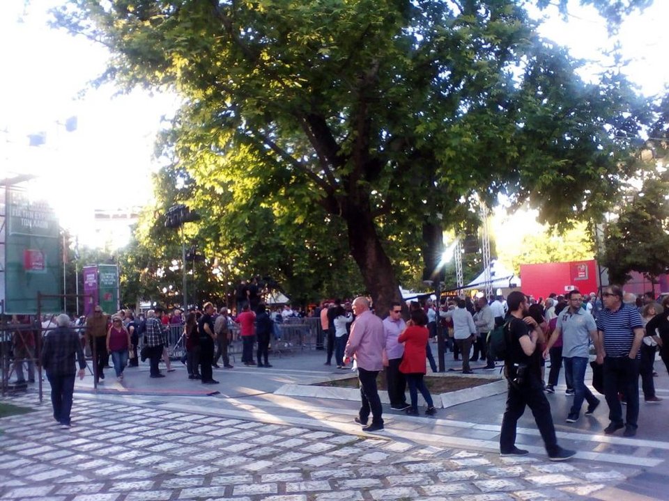 Εικόνα μετά τις 19:30 από την πλατεία Λάρισας... 