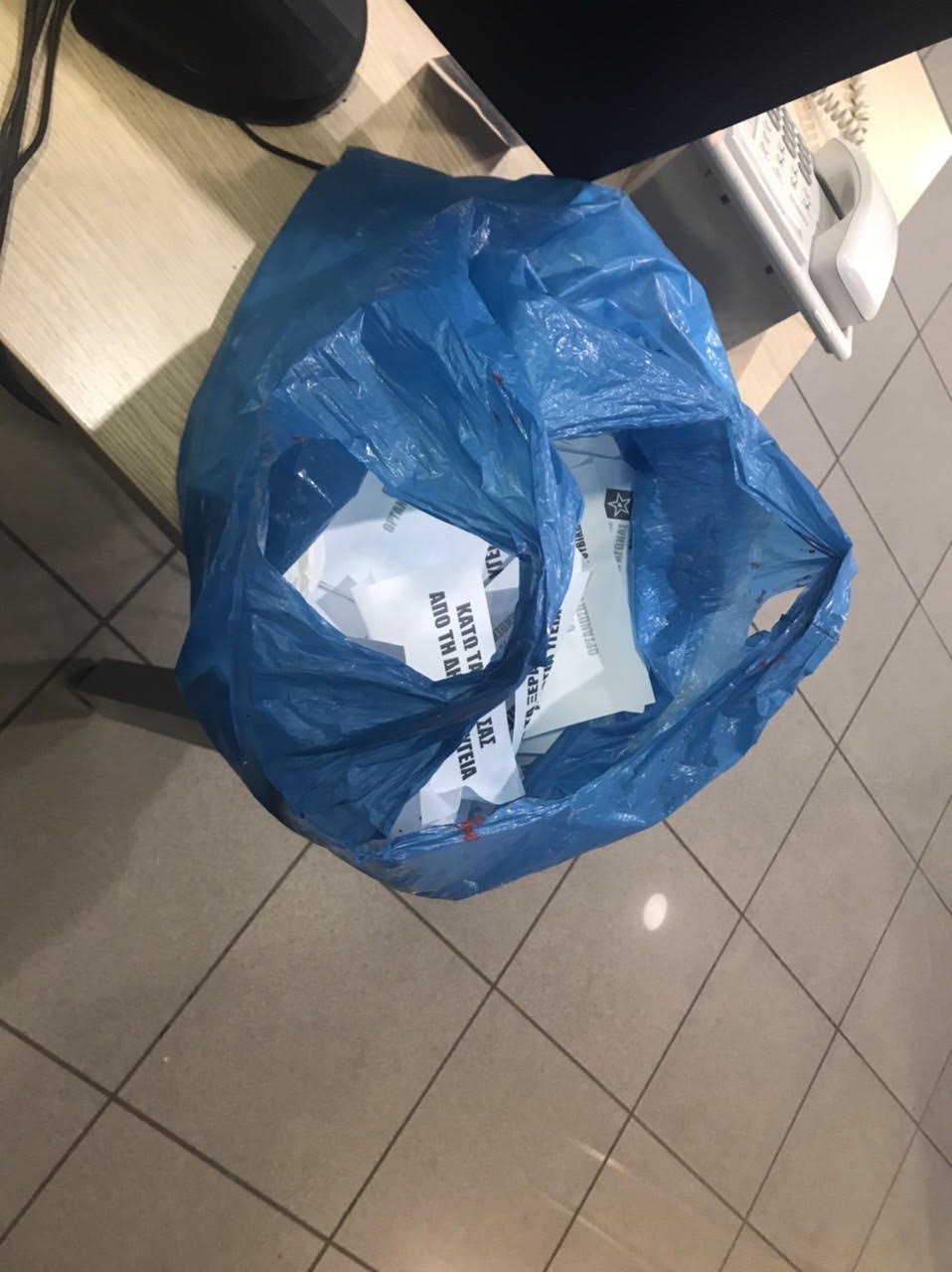 Τα φέιγ βολάν που πέταξαν τα μέλη του Ρουβίκωνα στο γραφείο του κ.Κικίλια