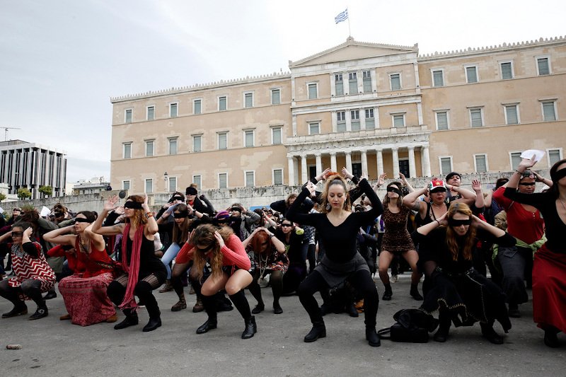 Δρώμενο της διαμαρτυρίας μπροστά από το Μνημείο του Άγνωστου Στρατιώτη Φωτογραφία: ΑΠΕ-ΜΠΕ/ Δημήτρης Τοσίδης