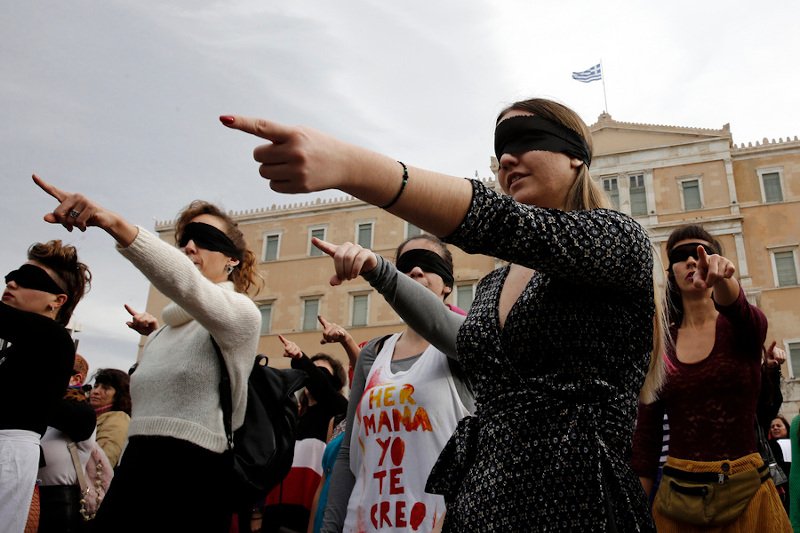 «Ο βιαστής είσαι εσύ», ήταν ένα από τα συνθήματα που φώναξαν οι φεμινίστριες Φωτογραφία: ΑΠΕ-ΜΠΕ/ Δημήτρης Τοσίδης
