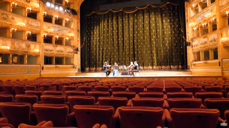 Στην άδεια αίθουσα του ιστορικού La Fenice στη Βενετία