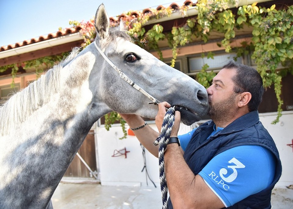 Ο προπονητής  Άδωνις Κρητικός με τον ίππο ΦΕΝΖΑΛ