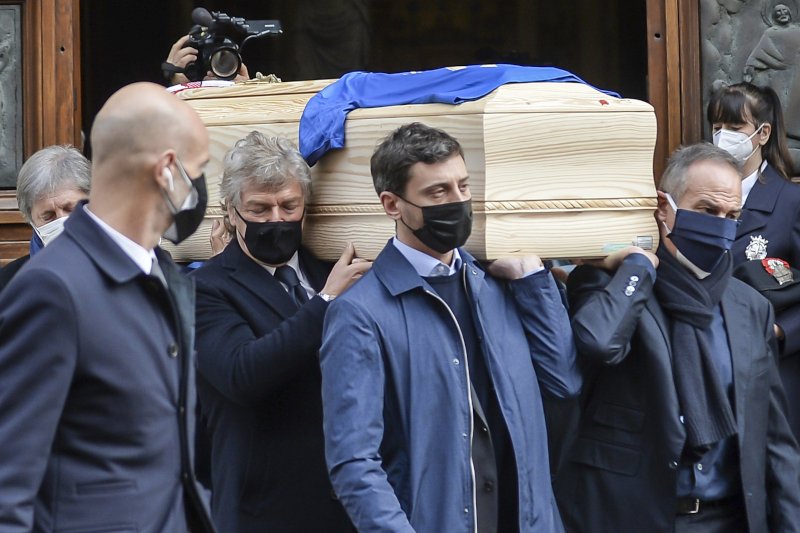 Οι συμπαίκτες του Ρόσι συνοδεύουν το φέρετρο του/ Φωτογραφία: ap images