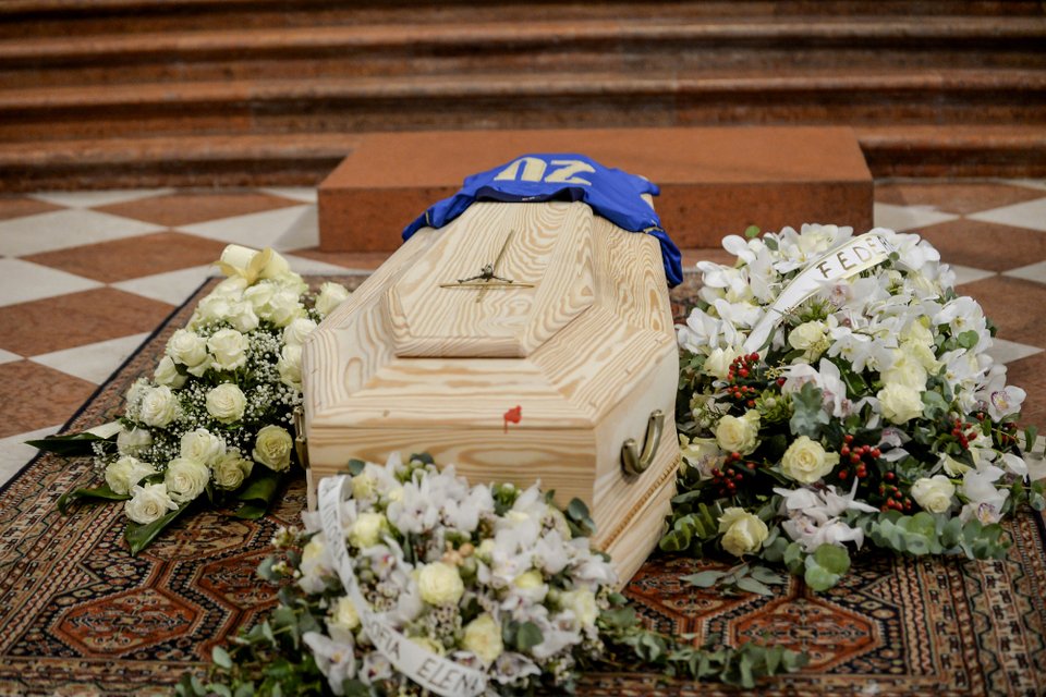 To φέρετρο του Πάολο Ρόσι ντυμένο με την θρυλική φανέλα του. Φωτογραφία: ap images