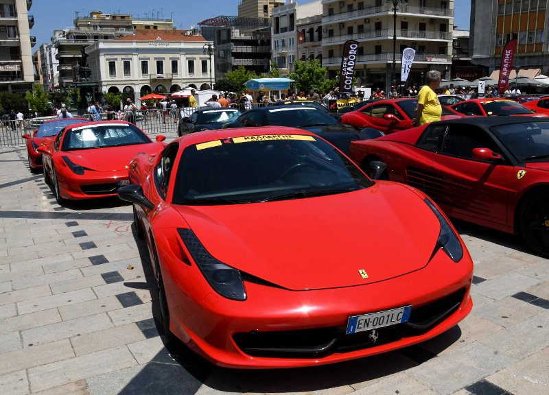 «Κοκκίνισε» η Πάτρα από τις Ferrari