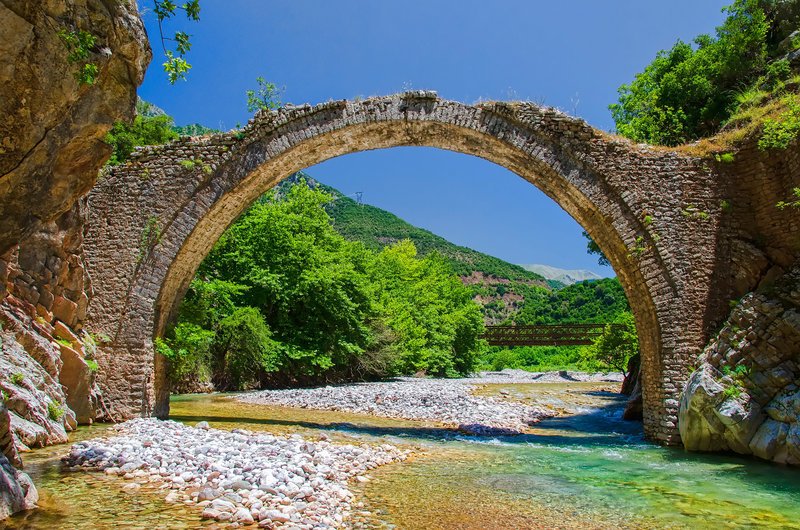 Μουσική έντεχνη και λαϊκή πάνω σε πέτρινα γεφύρια, ποίηση, παραδοσιακή μουσική, Σακαρετσιάνικη χορωδία, ζωγραφική, Γκρεκάνικη μουσική & αστροπαρατήρηση