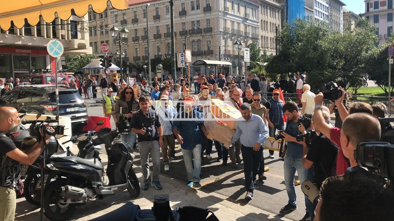 Το φέρετρο που κουβαλούσαν οι εργαζόμενοι