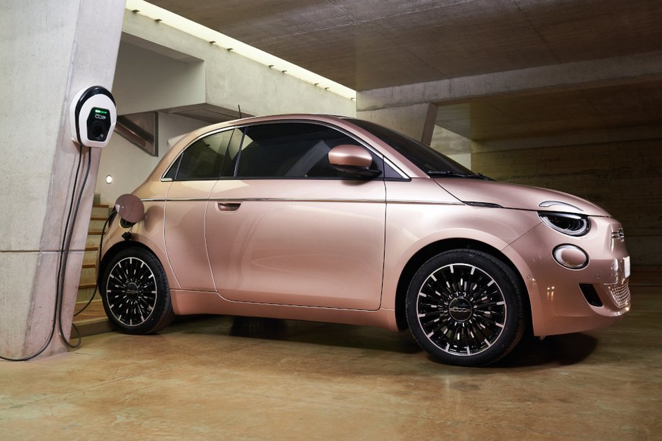 Η Amazon εξοπλίζει το νέο ηλεκτρικό Fiat 500