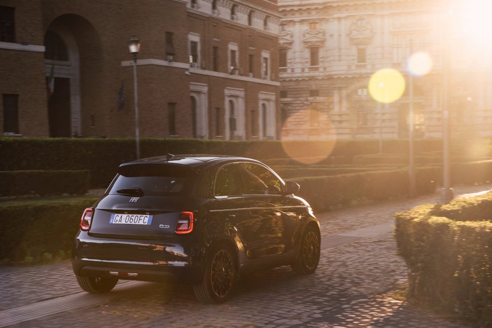 Το ηλεκτρικό Fiat 500 και σε νέα έκδοση