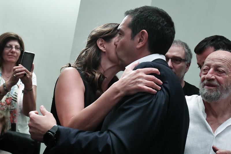 Η αγκαλιά της Περιστέρας Μπαζιάνα στον Αλέξη Τσίπρα