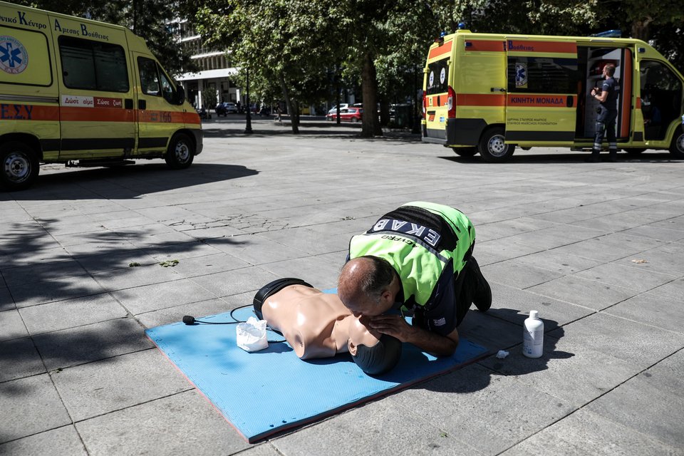 Διασώστης δείχνει πώς πρέπει να δίνουμε το φιλί της ζωής