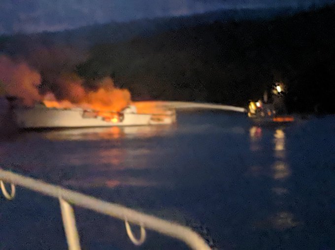 Το σκάφος πήρε φωτιά υπό άγνωστες μέχρι στιγμής συνθήκες, τα ξημερώματα της Δευτέρας και οι αρχές εικάζουν ότι υπάρχουν συνολικά 34 νεκροί