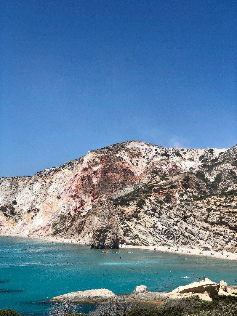 Αλλη μια διάσημη παραλία στη νότια ακτή της Μήλου.