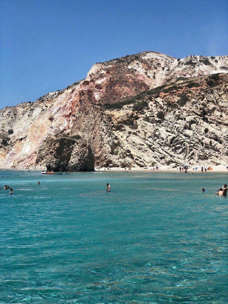Διακρίνεται για τα ρηχά γαλάζια νερά και αμμουδιά που περιβάλλεται από ψηλά βράχια σε διάφορα χρώματα.