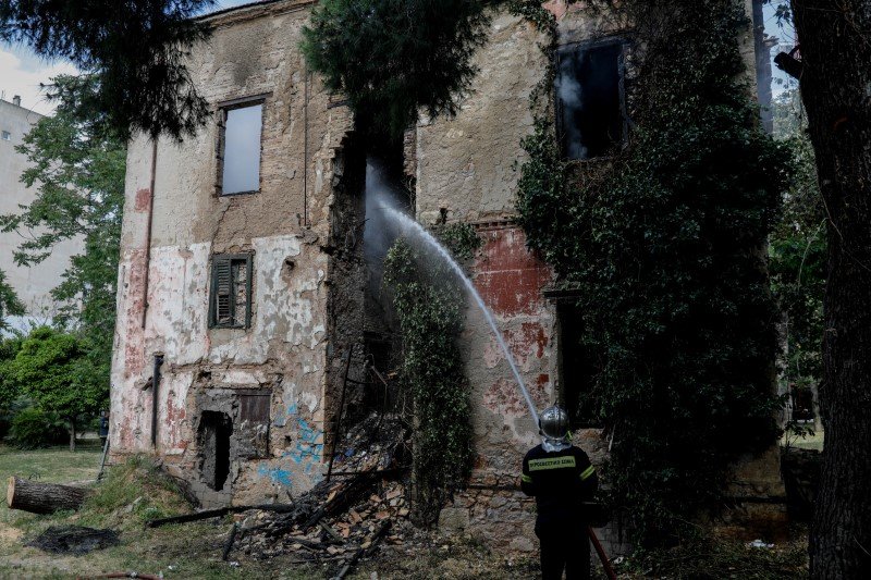 Υπό έλεγχο η πυρκαγιά στη μονοκατοικία του πάρκου Φιξ στα Πατήσια -Φωτογραφία: EUROKINISSI/ΚΟΝΤΑΡΙΝΗΣ ΓΙΩΡΓΟΣ