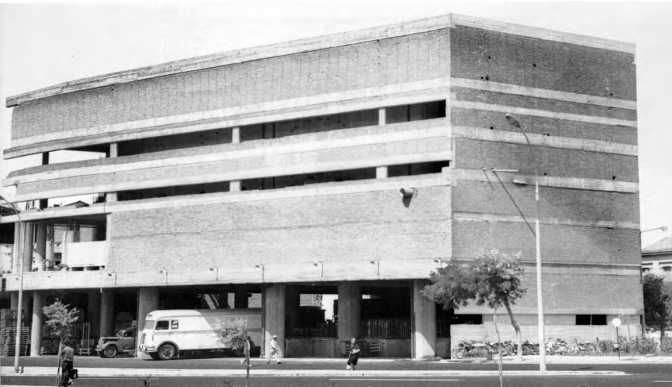  Το ισόγειο τμήμα του κτιρίου Φιξ επί της Καλλιρόης με τον χώρο φόρτωσης και τα «φιστίκια»  «Project Fix. Aναβιώνοντας το Μέλλον» 