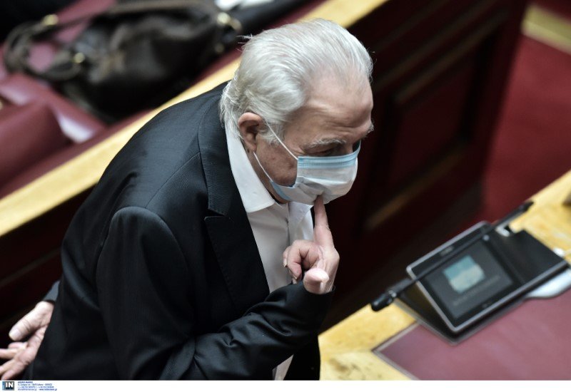 Με μάσκα ο Αλέκος Φλαμπουράρης στη Βουλή