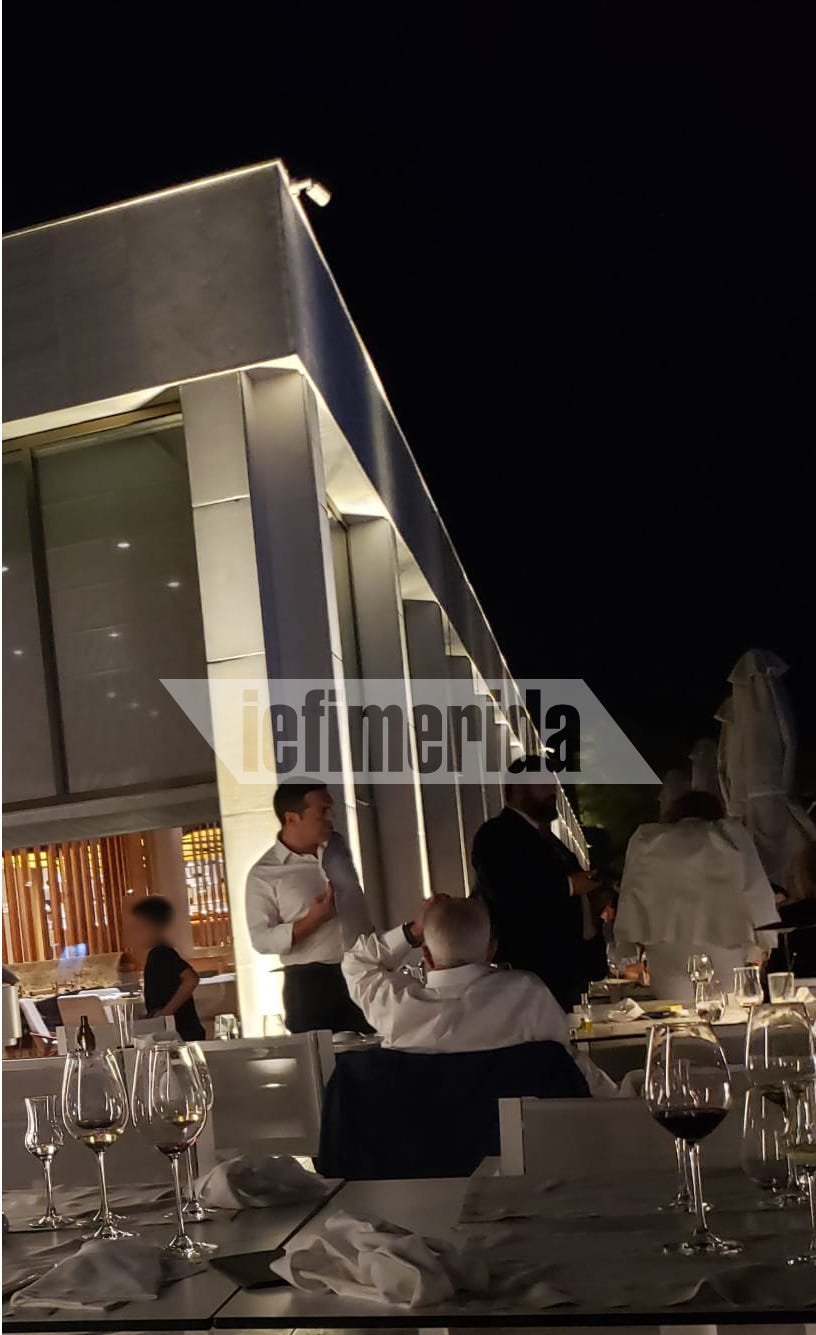 Ο Αλέξης Τσίπρας μιλά με τον Αλέκο Φλαμπουράρη σε εστιατόριο