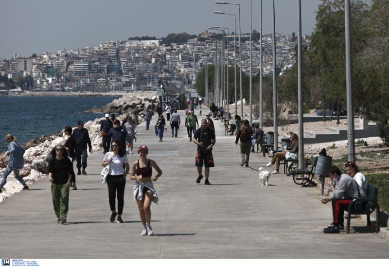Μικροί και μεγάλοι στην παραλία του Φλοίσβου -Φωτογραφία: Intimenews/ΛΙΑΚΟΣ ΓΙΑΝΝΗΣ