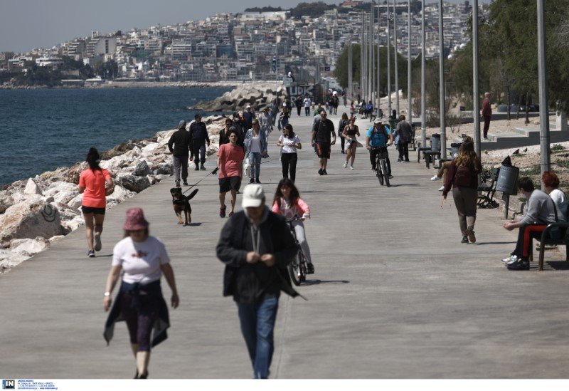 Μικροί και μεγάλοι στην παραλία του Φλοίσβου -Φωτογραφία: Intimenews/ΛΙΑΚΟΣ ΓΙΑΝΝΗΣ