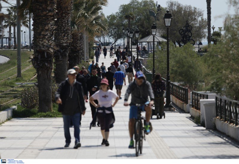 Περιπατητές και ποδηλάτες στο Φλοίσβο -Φωτογραφία: Intimenews/ΛΙΑΚΟΣ ΓΙΑΝΝΗΣ