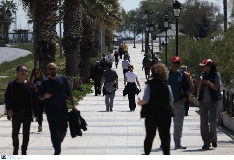 Περιπατητές στο Φλοίσβο -Φωτογραφία: Intimenews/ΛΙΑΚΟΣ ΓΙΑΝΝΗΣ