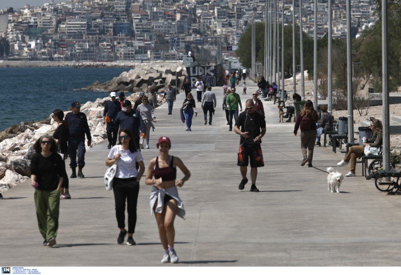 Περιπατητές, κατοικίδια και ποδηλάτες στο Φλοίσβο -Φωτογραφία: Intimenews/ΛΙΑΚΟΣ ΓΙΑΝΝΗΣ