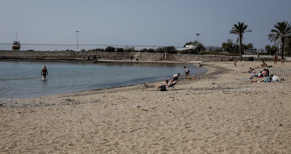 Λουόμενοι αδιαφόρησαν για τις συστάσεις της Πολιτείας και κατέβηκαν και την Κυριακή στην παραλία