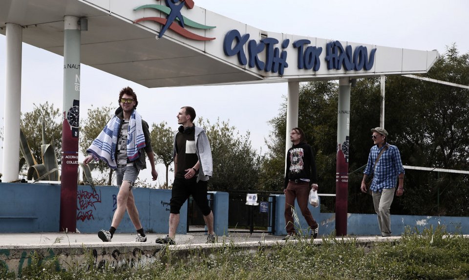 Με πετσέτες και μαγιό πολίτες αγνόησαν τις συστάσεις της Πολιτείας για τον κορωνοϊό