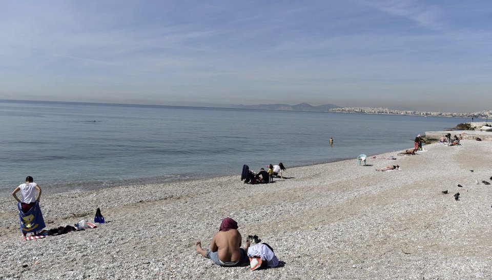 Εικόνα από τις γεμάτες παραλίες το Σάββατο