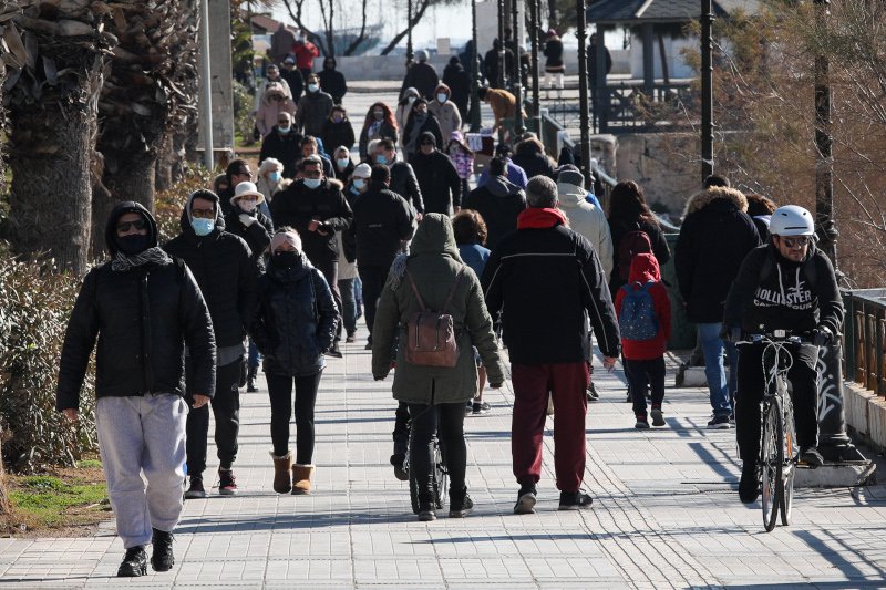 Γέμισε από κόσμο η παραλία του Φλοίσβου