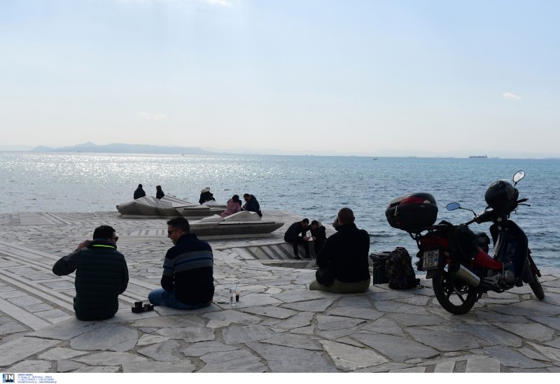 Κόσμος στον Φλοίσβο/ Φωτογραφία: INTIME News