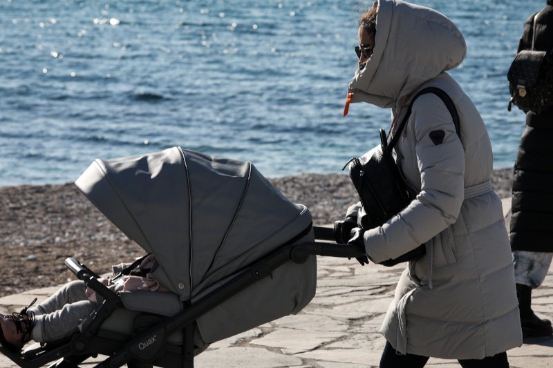 Γέμισε από κόσμο η παραλία του Φλοίσβου