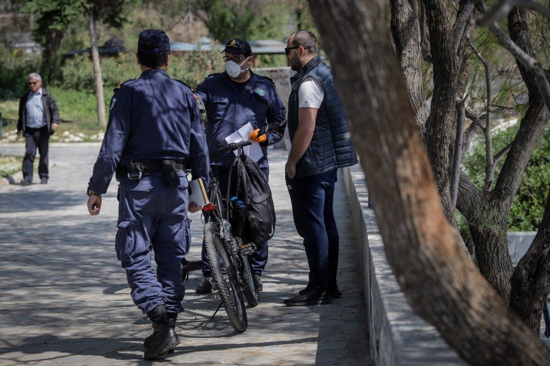 Αστυνομικοί για έλεγχο στον Φλοίσβο -Φωτογραφία: Eurokinissi