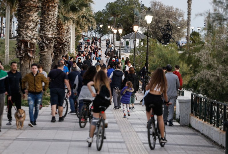 Ποδηλάτες και περιπατητές στον Φλοίσβο
