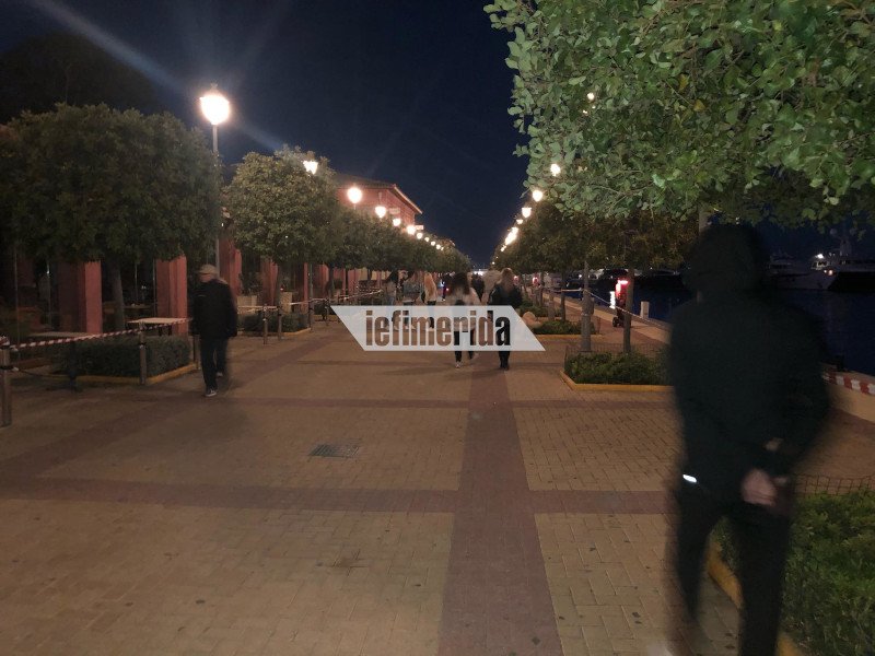 Κόσμος περπατά στον Φλοίσβο