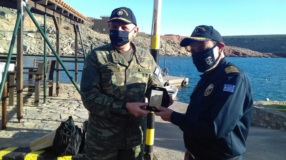 Ο Α/ΓΕΕΘΑ Κ. Φλώρος με τον διοικητή της βάσης Κυριαμαδίου, αντιπλοίαρχο Παναγιώτη Καλαθάκη, αντάλλαξαν θυρεούς