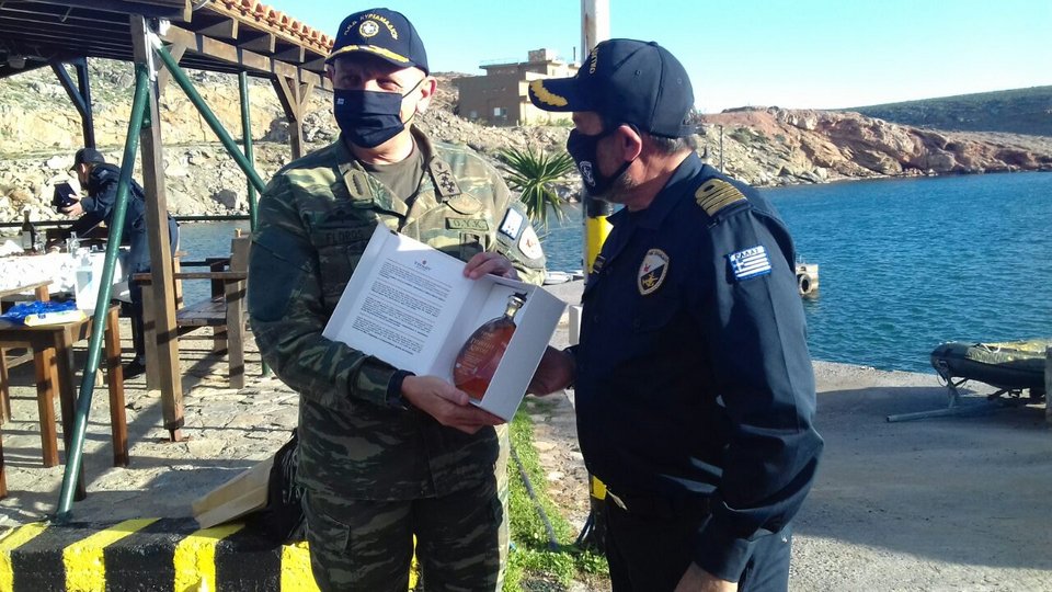 Ο Παναγιώτης Καλαθάκης φίλεψε τον Κωνσταντίνο Φλώρο με τοπικά εδέσματα   