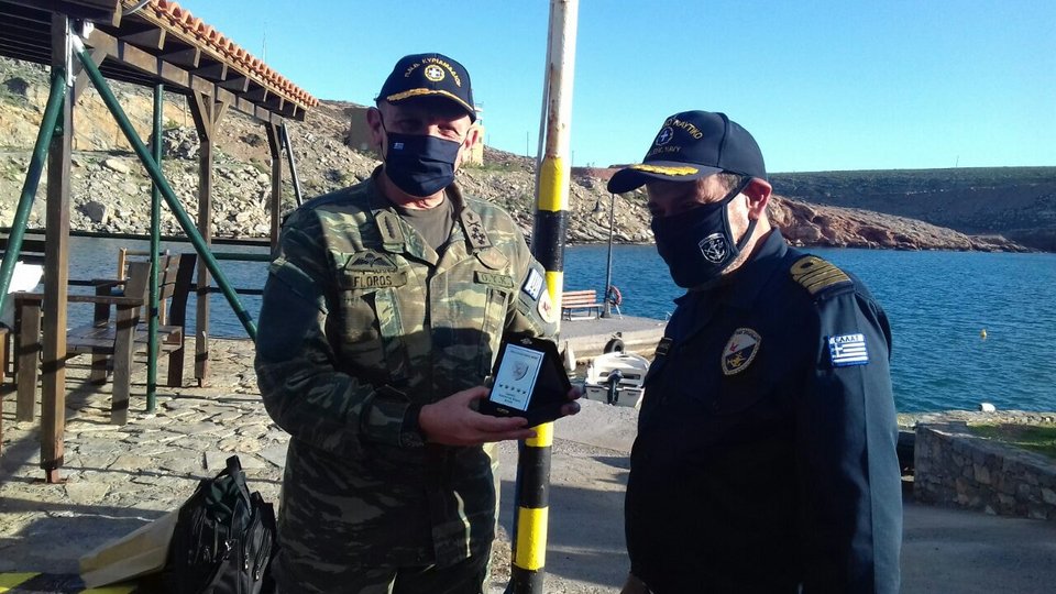 Ο Α/ΓΕΕΘΑ Κ. Φλώρος με τον διοικητή της βάσης Κυριαμαδίου, αντιπλοίαρχο Παναγιώτη Καλαθάκη, αντάλλαξαν θυρεούς
