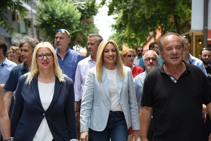 Η Φώφη Γεννηματά περπατά στην Εδεσσα