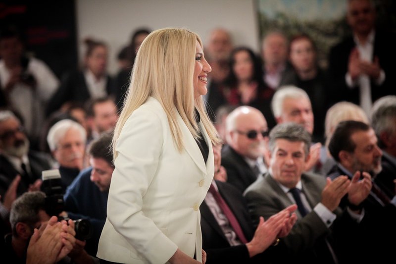 Η Φώφη Γεννηματά ανεβαίνει στο βήμα