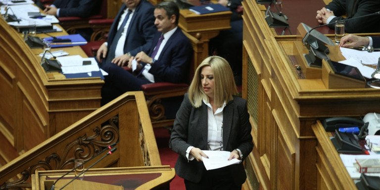 Η Φώφη Γεννηματά ανεβαίνει στο βήμα της Βουλής. Στο φόντο ο πρωθυπουργός Κ. Μητσοτάκης