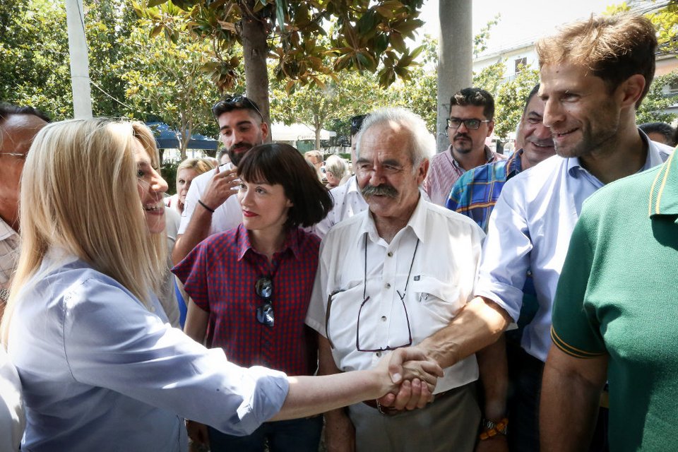 Η Φώφη Γεννηματά χαιρετά τον ηθοποιό Μάξιμο Μουμούρη κατά την περιοδεία της στο Αιγάλεω