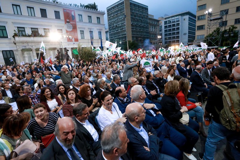 Γεμάτη η πλατεία Κοτζιά από κόσμο για την κεντρική προεκλογική συγκέντρωση του ΚΙΝΑΛ