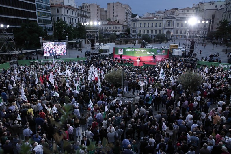 Κόσμος στην πλατεία Κοτζιά στην ομιλία Γεννηματά
