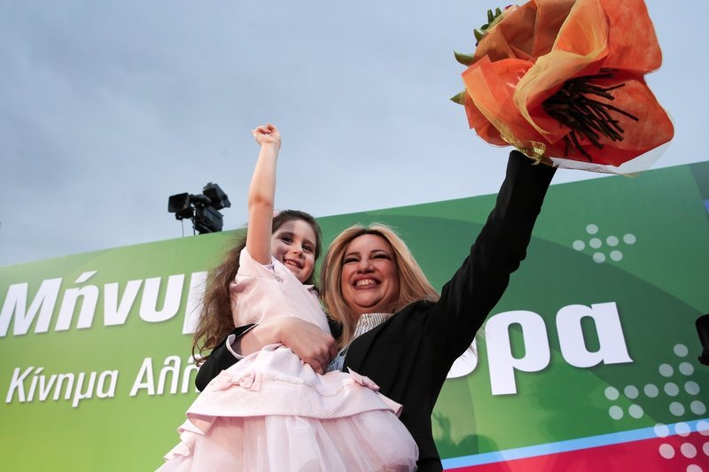 Η Φώφη Γεννηματά με ένα κοριτσάκι στην αγκαλιά της