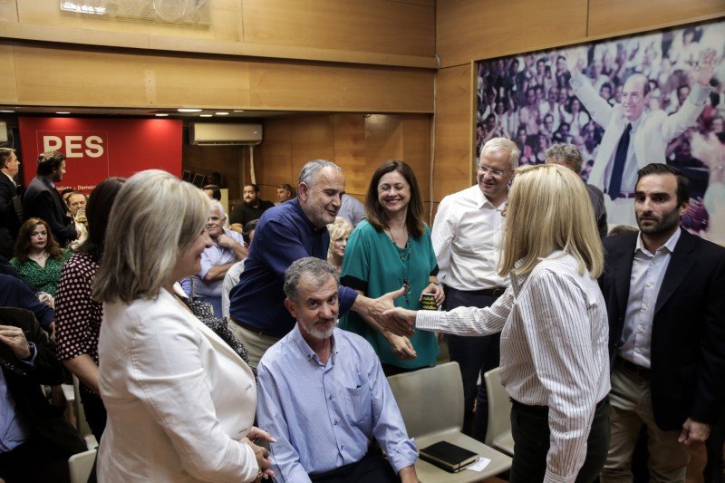 Η Φώφη Γεννηματά χαιρετά τα μέλη του Ενιαίου Πολιτικού Κέντρου ΠΑΣΟΚ στη Χ. Τρικούπη