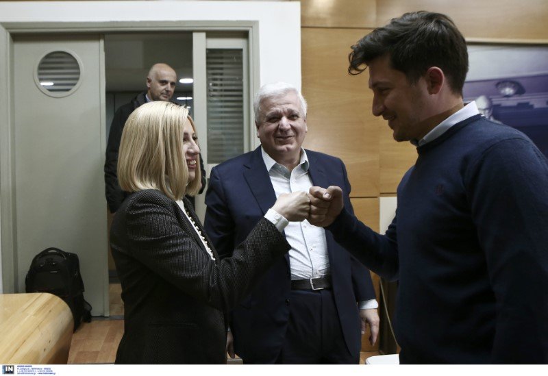 Φώφη Γεννηματά και Παύλος Χρηστίδης χαιρετιούνται με γροθιές λόγω κορωνοϊού υπό το βλέμμα του Χρ. Πρωτόπαππα -Φωτογραφία: Intimenews/ΤΖΑΜΑΡΟΣ ΠΑΝΑΓΙΩΤΗΣ