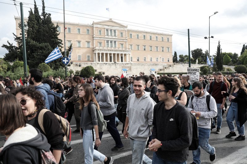 Οι φοιτητές έξω από τη Βουλή